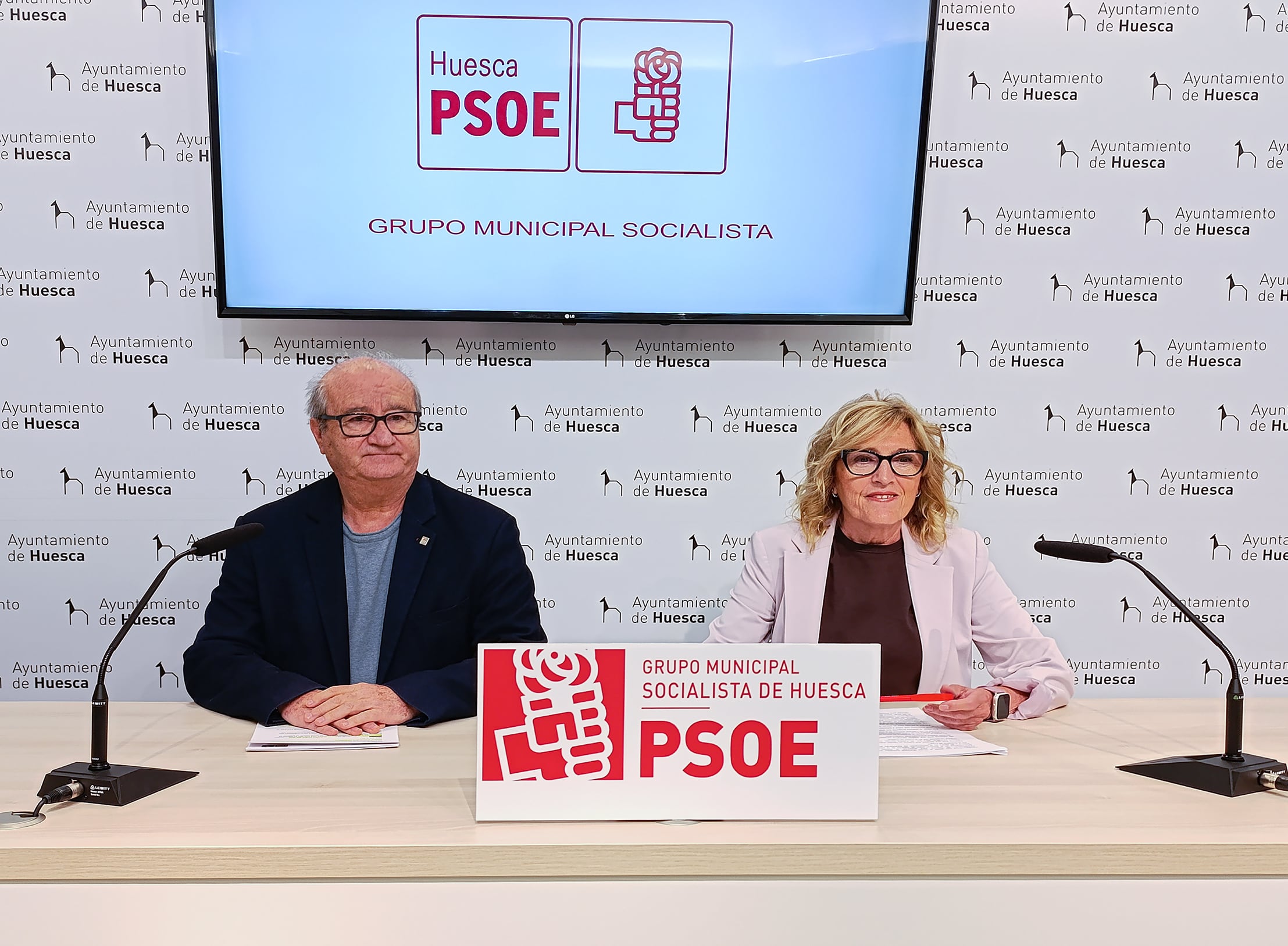 José María Romance y Silvia Salazar, concejales del PSOE en el Ayuntamiento de Huesca
