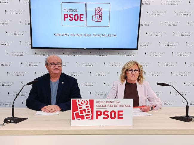José María Romance y Silvia Salazar, concejales del PSOE en el Ayuntamiento de Huesca