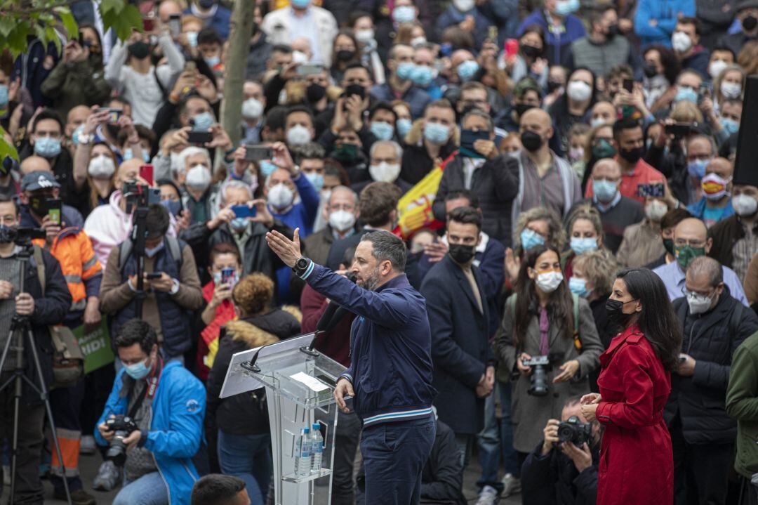 Santiago Abascal se dirige a los asistentes al mitín de Vox este jueves en Leganés. Tras él, la candidata regional Rocío Monasterio.