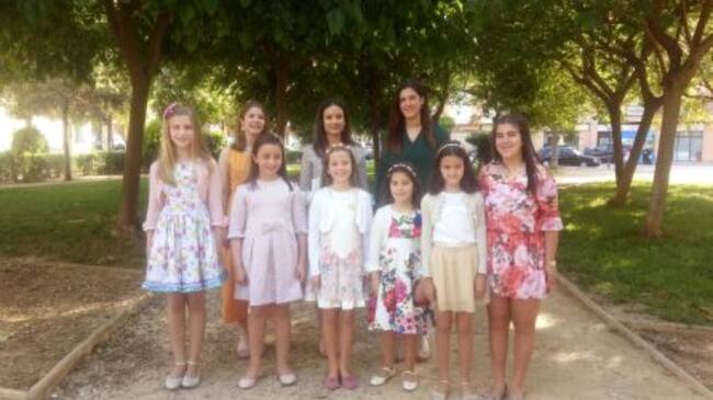 Las candidatas con las dos Falleras Mayores salientes.