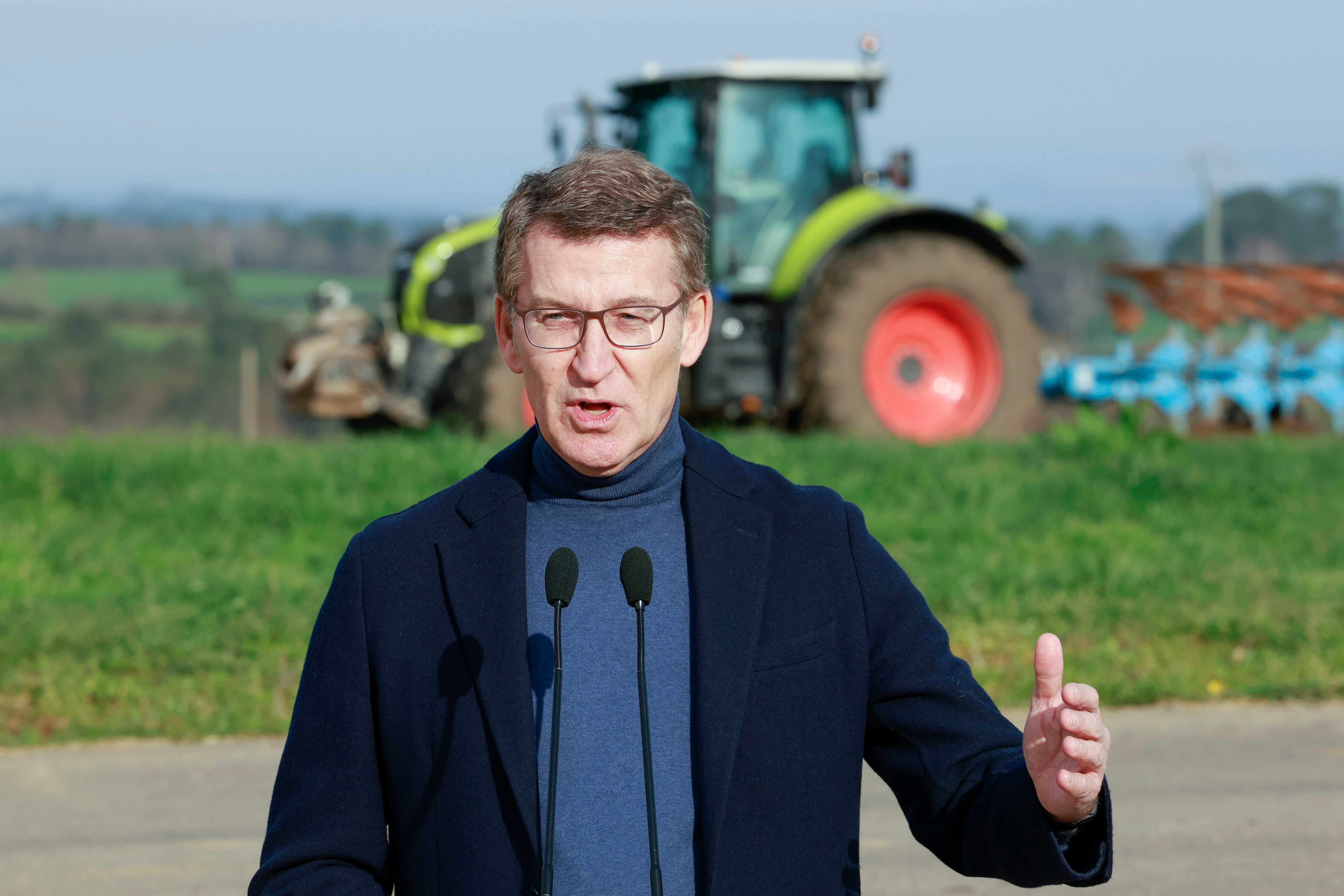 El presidente del PP, Alberto Núñez Feijóo hace unas declaraciones tras realizar una visita a una explotación agraria este lunes en la localidad pontevedresa de Lalín.