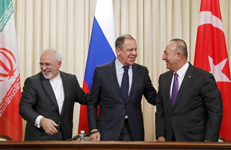 El ministro de Asuntos Exteriores ruso, Serguéi Lavrov, junto con sus sus colegas turco e iraní, Mevlüt Çavusoglu y Mohamad Yavad Zarif tras una conferencia en Moscú, Rusia.