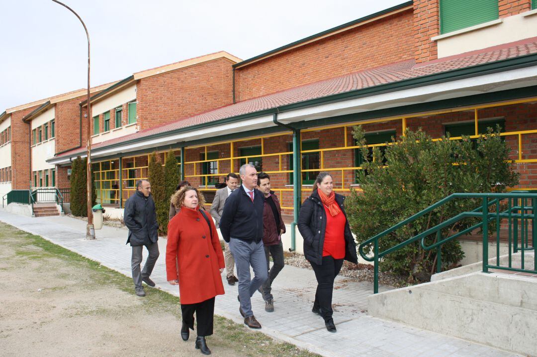 Los responsables de la Junta en Segovia durante su vista al instituto de Santa María