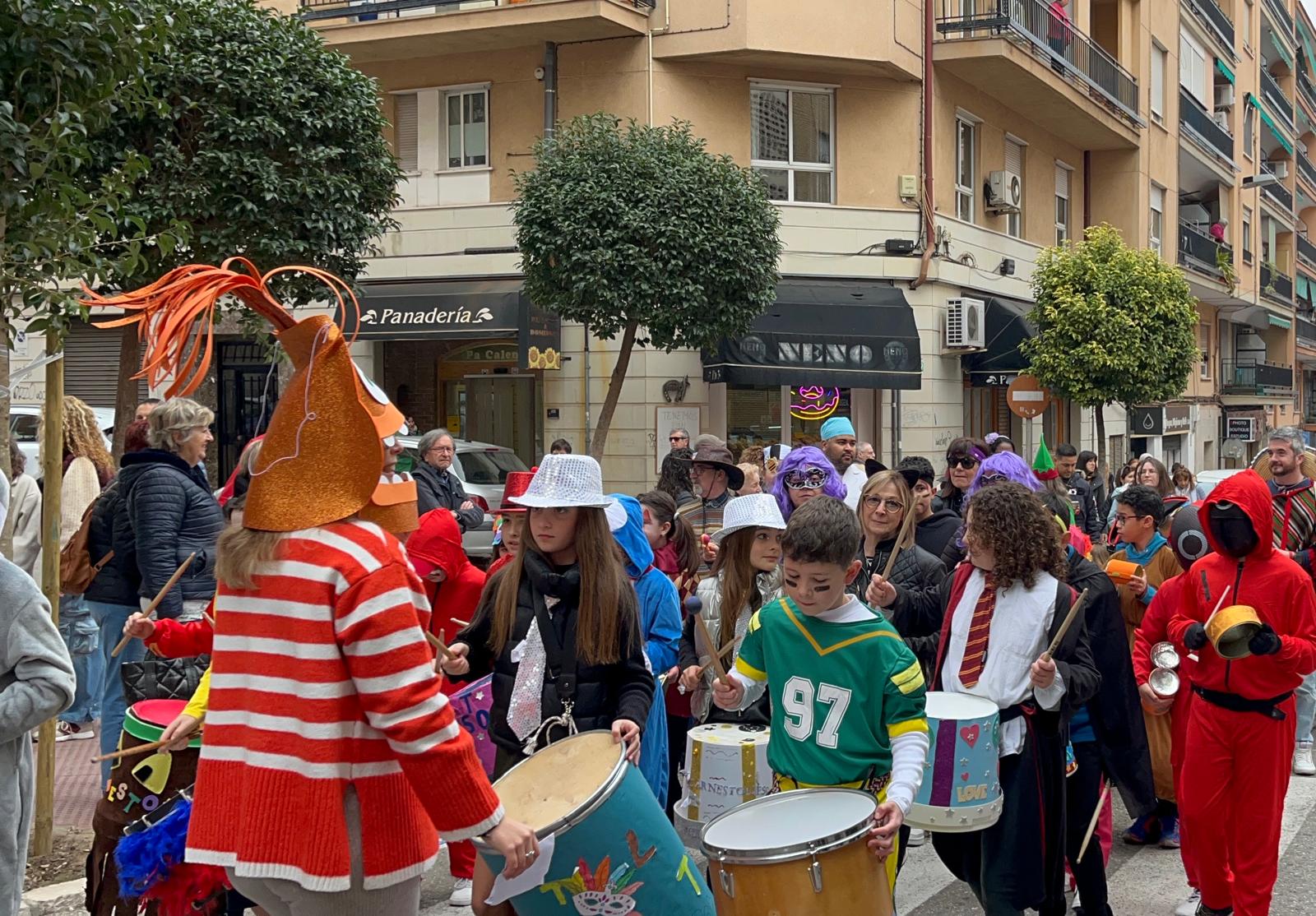 Alumnos del CEIP El Romeral de Alcoy desfilando esta mañana por la calle Xixona.