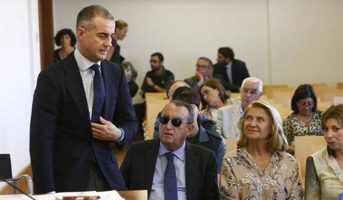 El diputado del PP en Les Corts Valencianes Ricardo Costa pasa junto al expresidente de la Diputación de Castellón y del PP en esta provincia Carlos Fabra