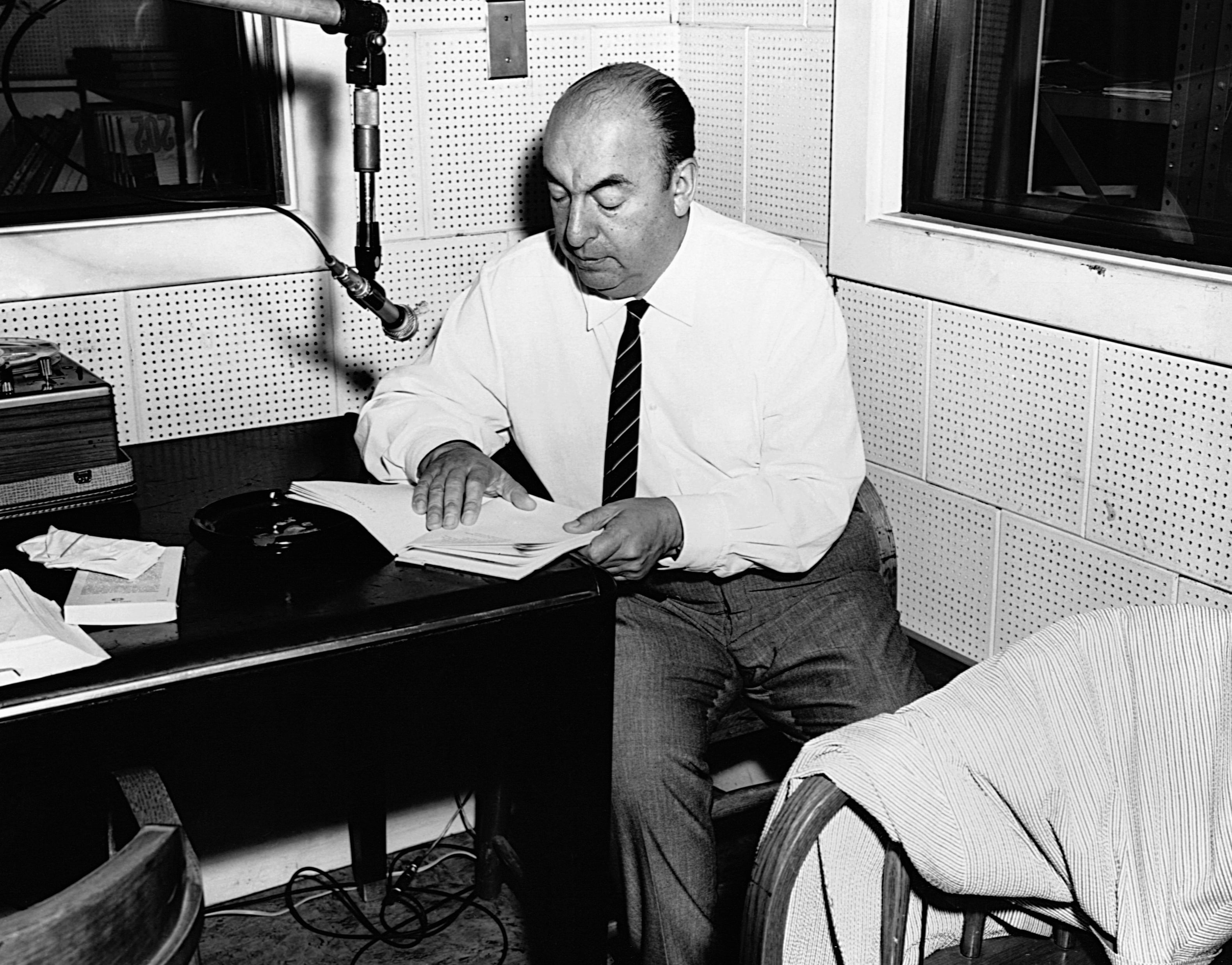 El Premio Nobel Pablo Neruda lee uno de sus poemas en una entrevista de radio.(Foto de © CORBIS/Corbis via Getty Images)