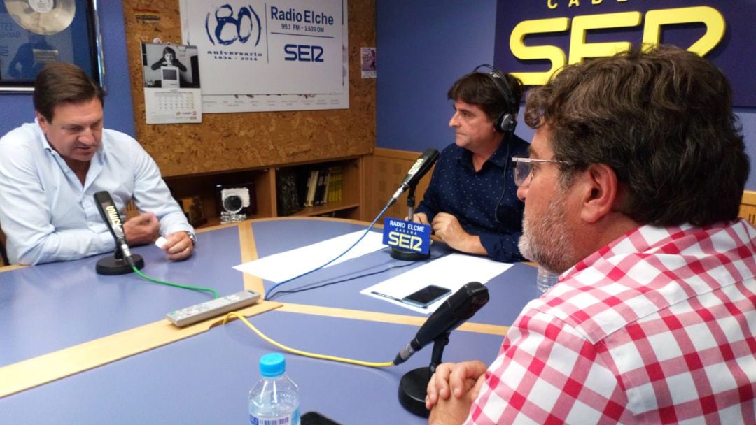 José Sepulcre, a la izquierda, en Radio Elche Cadena SER