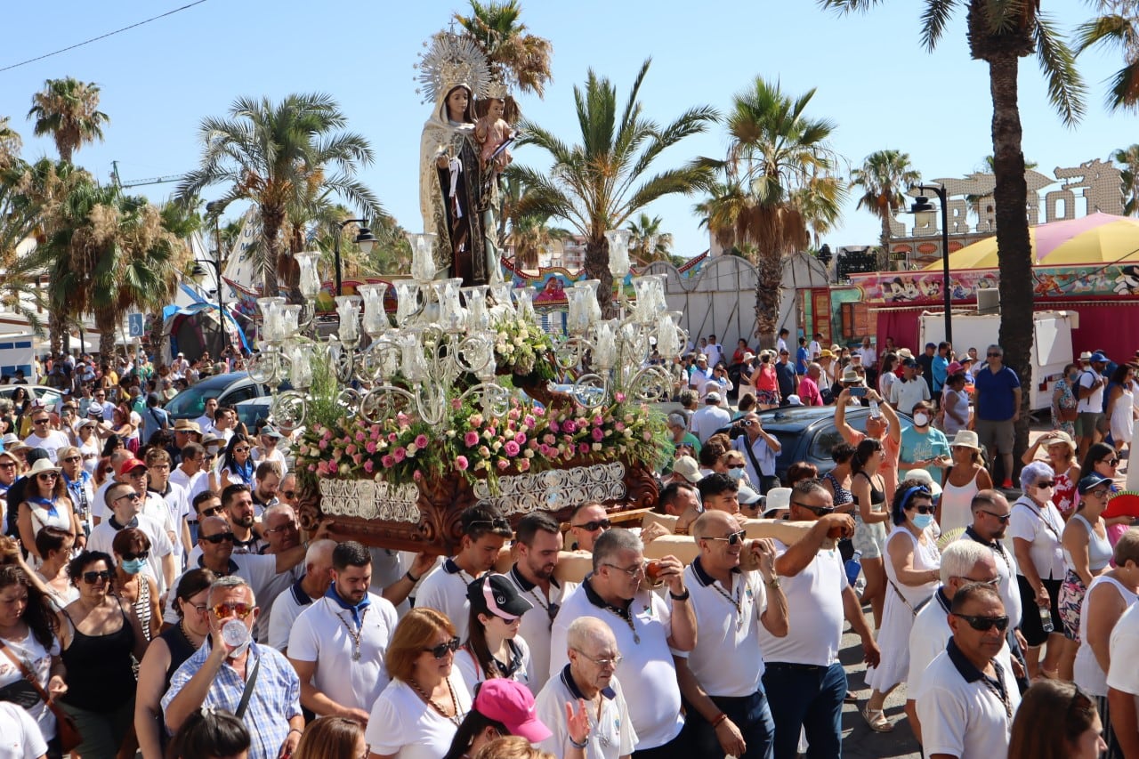 Miles de personas acompañan a Virgen del Carmen en romería por tierra y mar en San Pedro del Pinatar