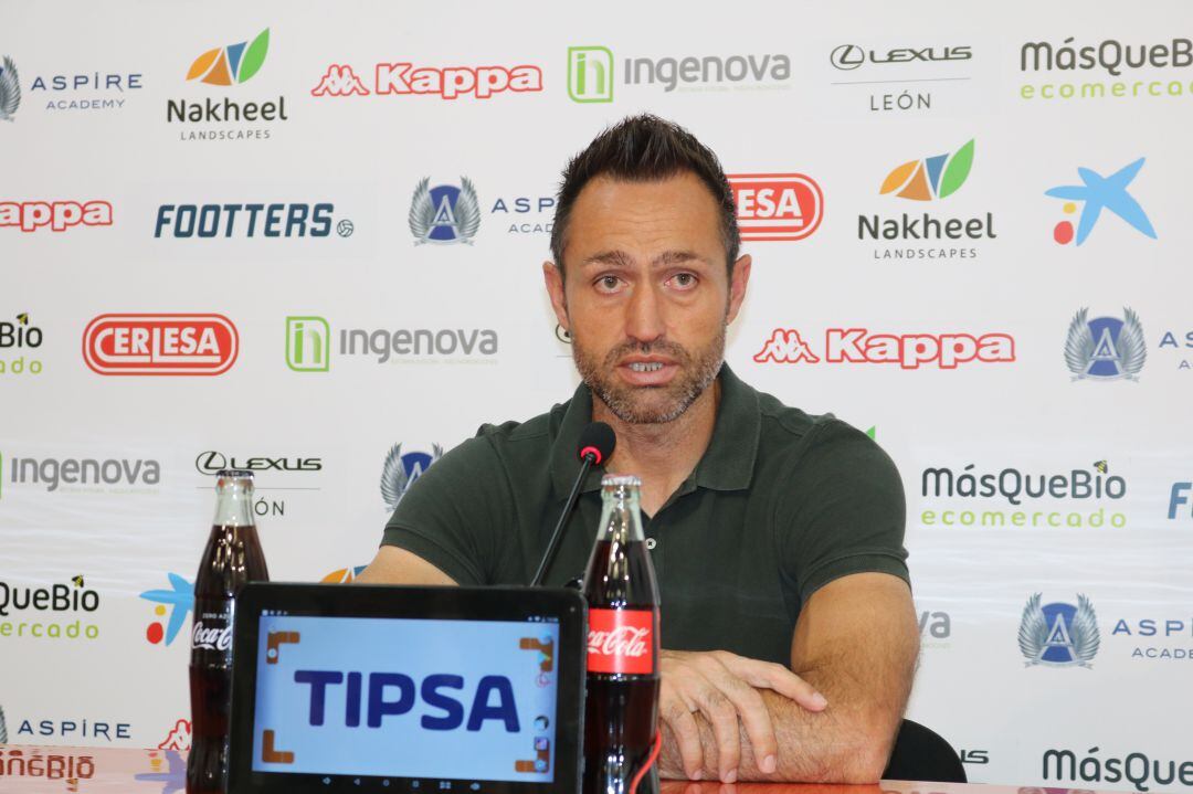 José Manuel Aira, ante los medios