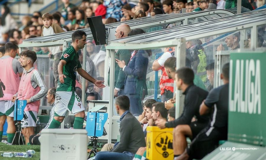 Álex López, rumbo al túnel de vestuarios de A Malata tras su expulsión durante el Racing-Huesca (foto: LaLiga Hypermotion)