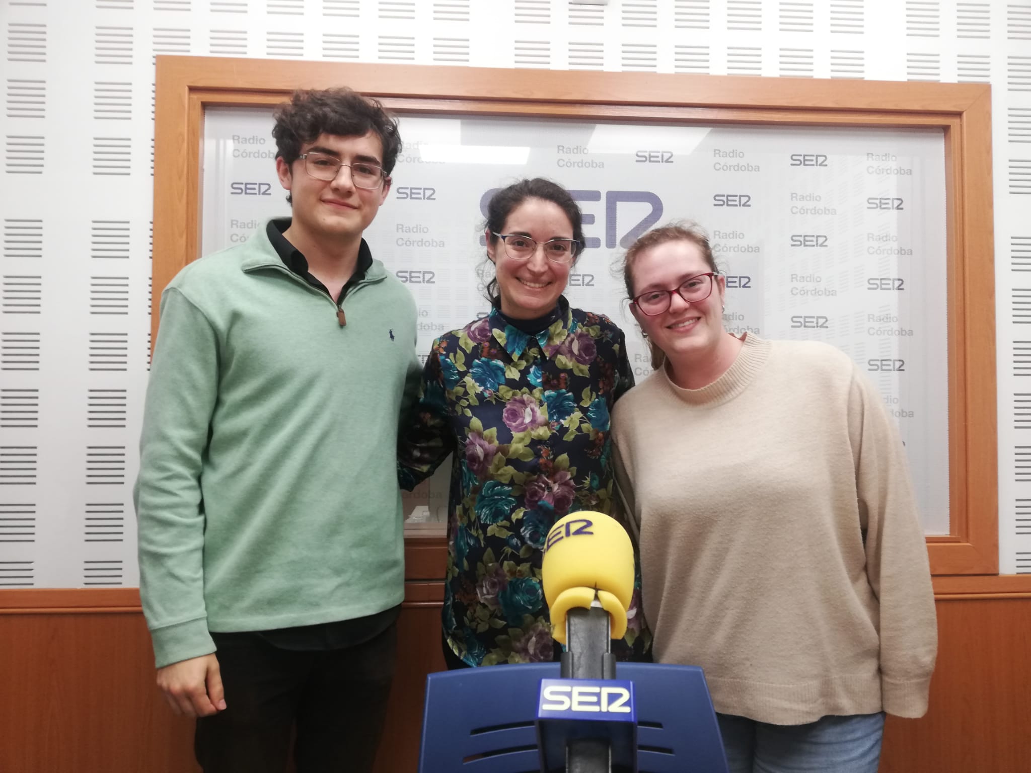 Paco Muñoz, Lucía Araceli Moreno y Carolina Reyes, músicos y directora de la Orquesta UCO-CSM