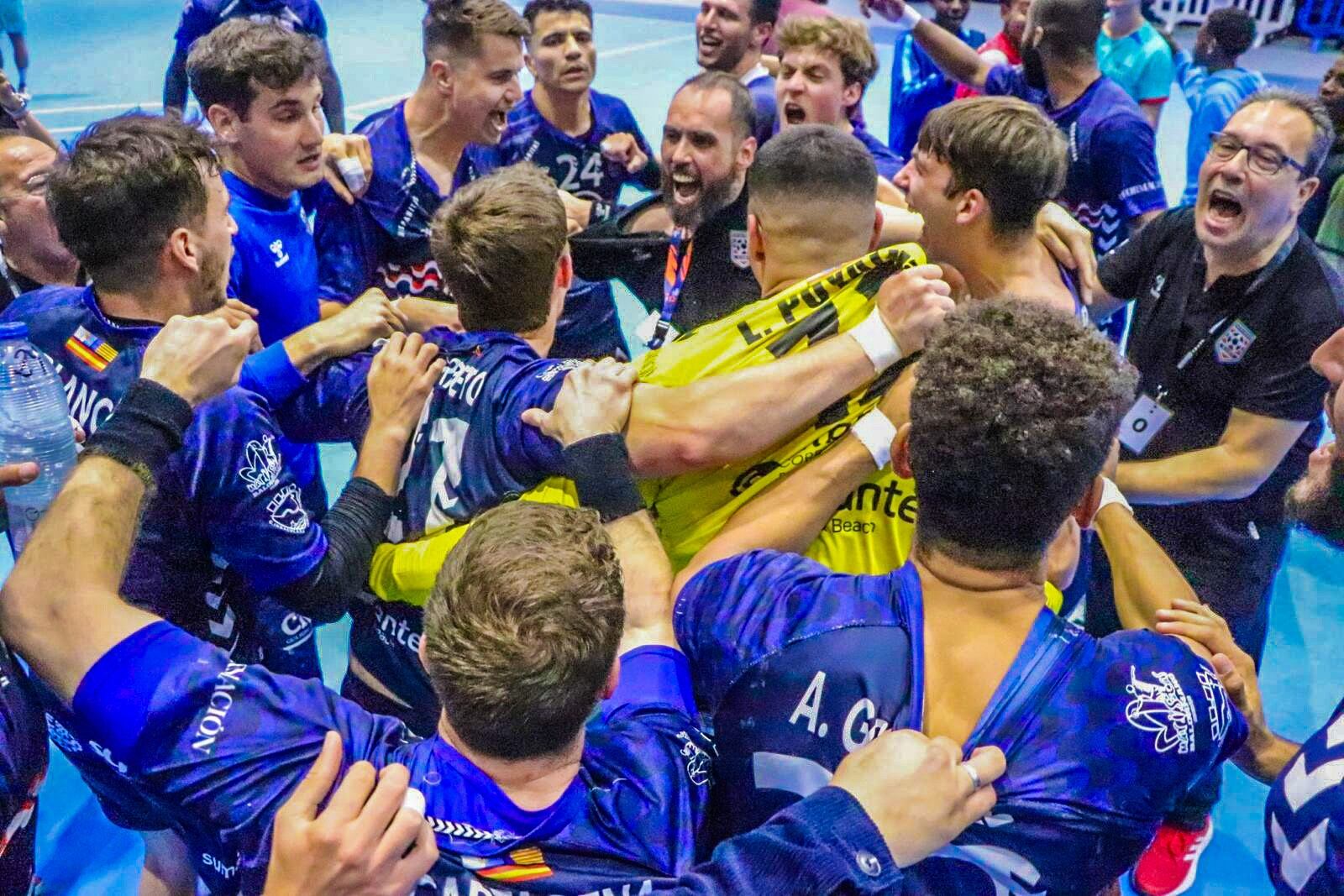 Los jugadores del EÓN Horneo Alicante celebran la victoria frente al Barça Atlètic