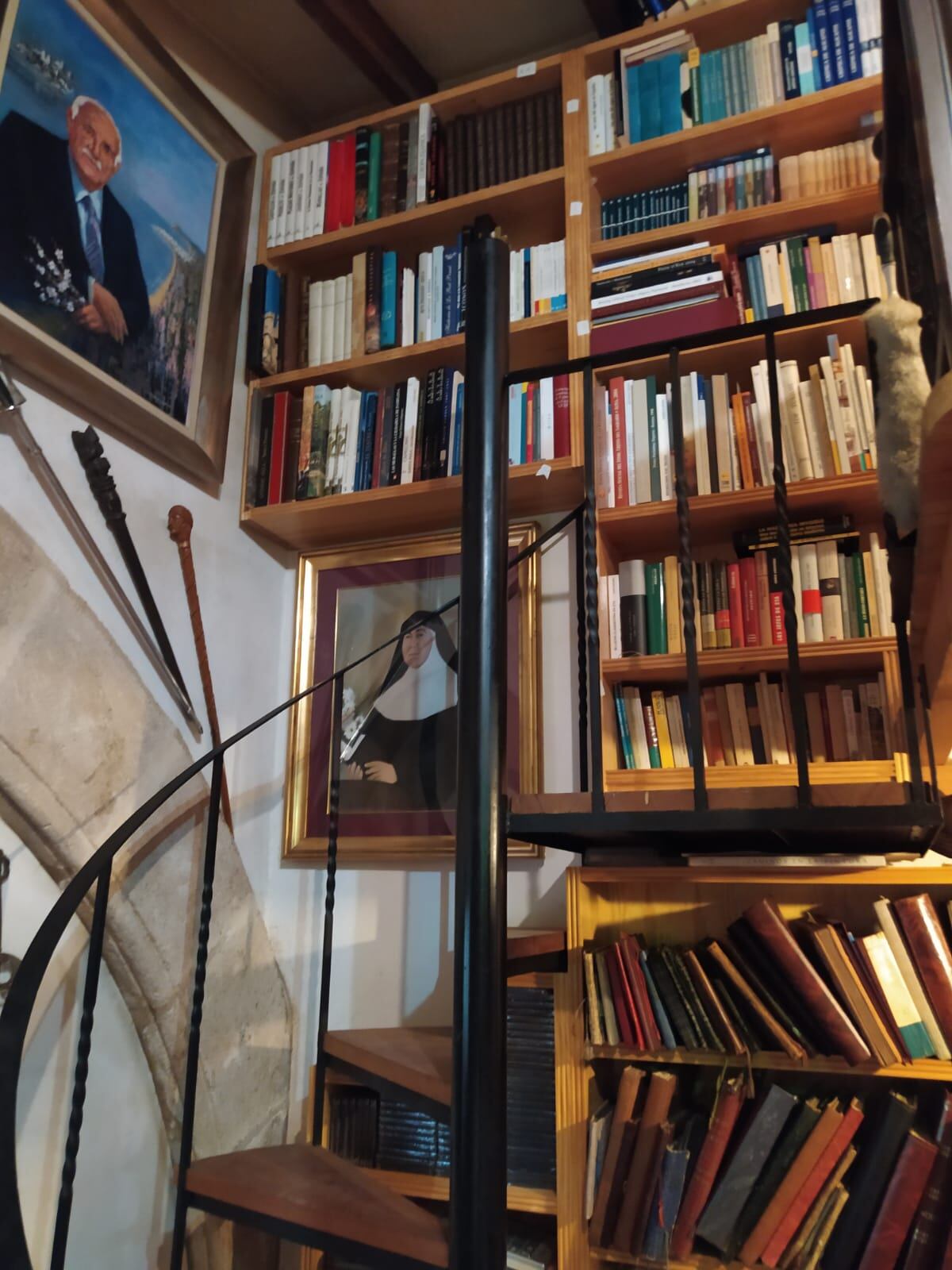 Una escalera de caracol da acceso a un pequeño altillo con más librería en el despacho de Pedro Zaragoza / J.G.