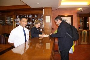 Un visitant es registra en un hotel de Begur