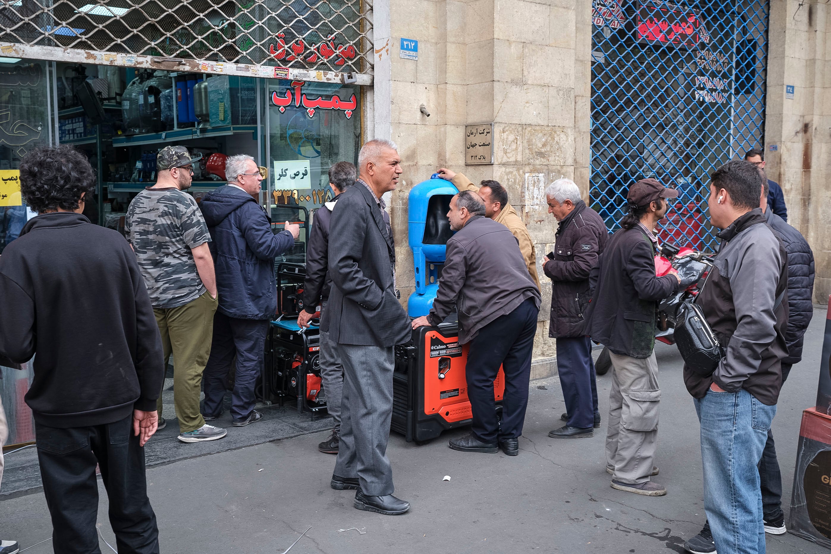 TEHERÁN, 23/03/2026.-Un grupo de personas hace cola en una tienda de generadores eléctricos en la calle Saadi de Teherán. Multitudes se aglomeraron este lunes en las tiendas de Teherán especializadas en la venta de generadores eléctricos, un sector que vive ventas récord tras las amenazas del presidente de Estados Unidos, Donald Trump, de bombardear las centrales eléctricas si Irán no abría el estrecho de Ormuz.EFE/Jaime León