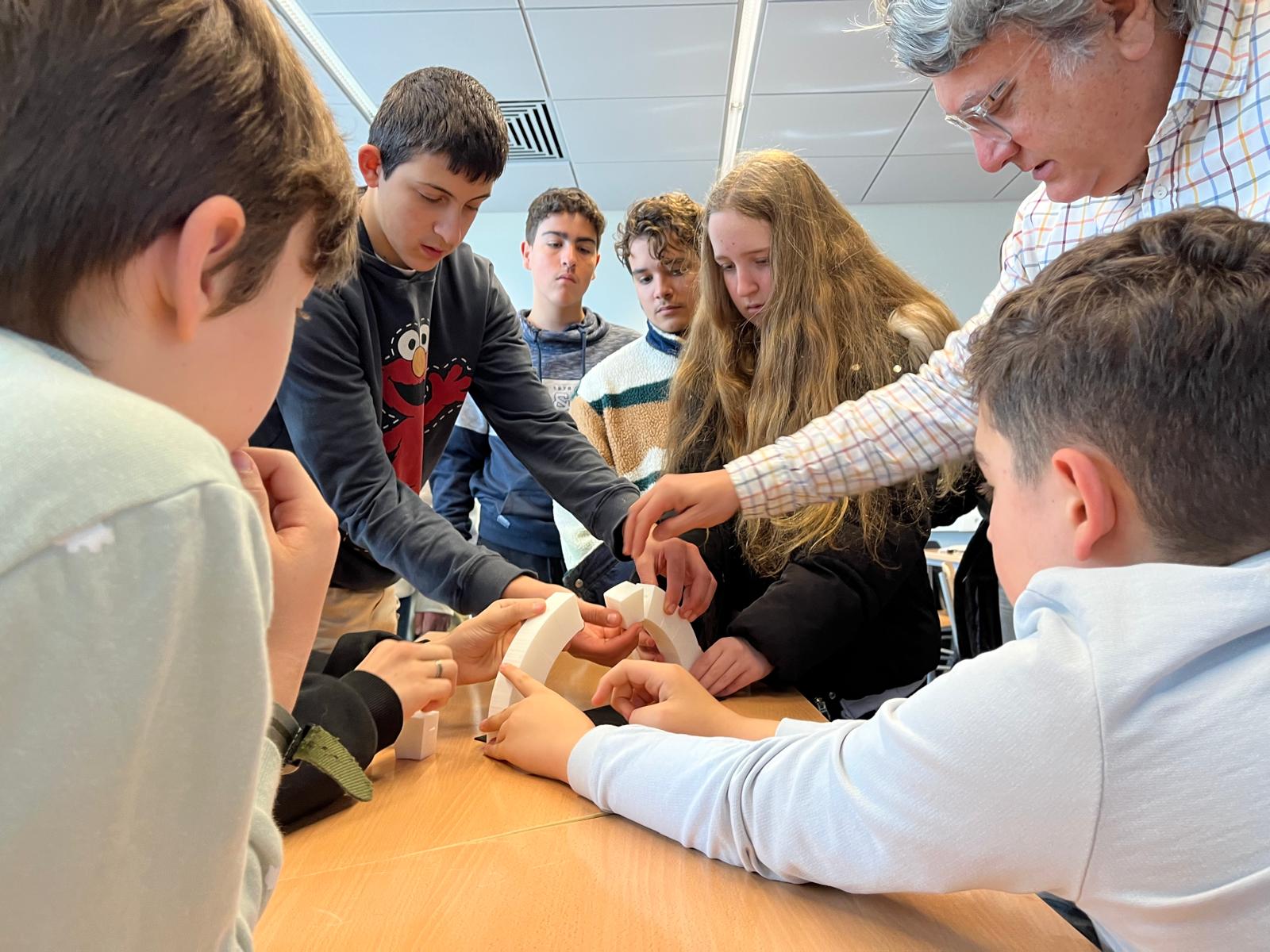 Los participantes construyendo un puente durante el taller.
