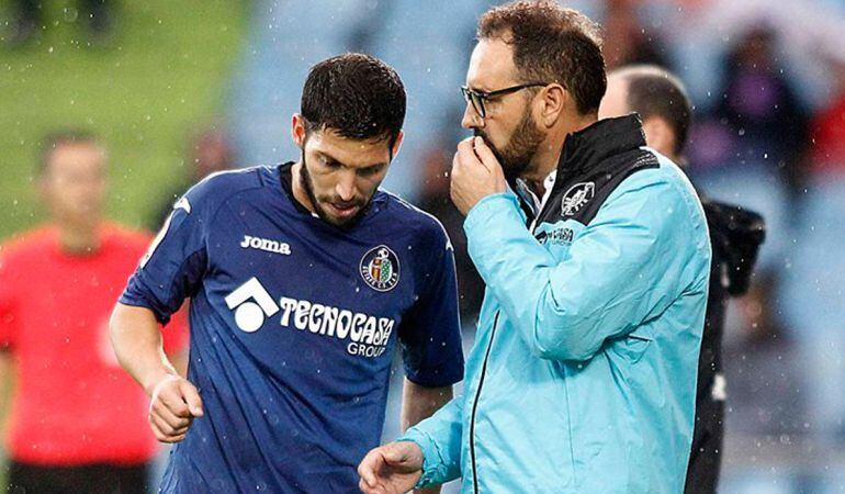 Bordalás da instrucciones a Pacheco durante el partido ante la S.D. Huesca