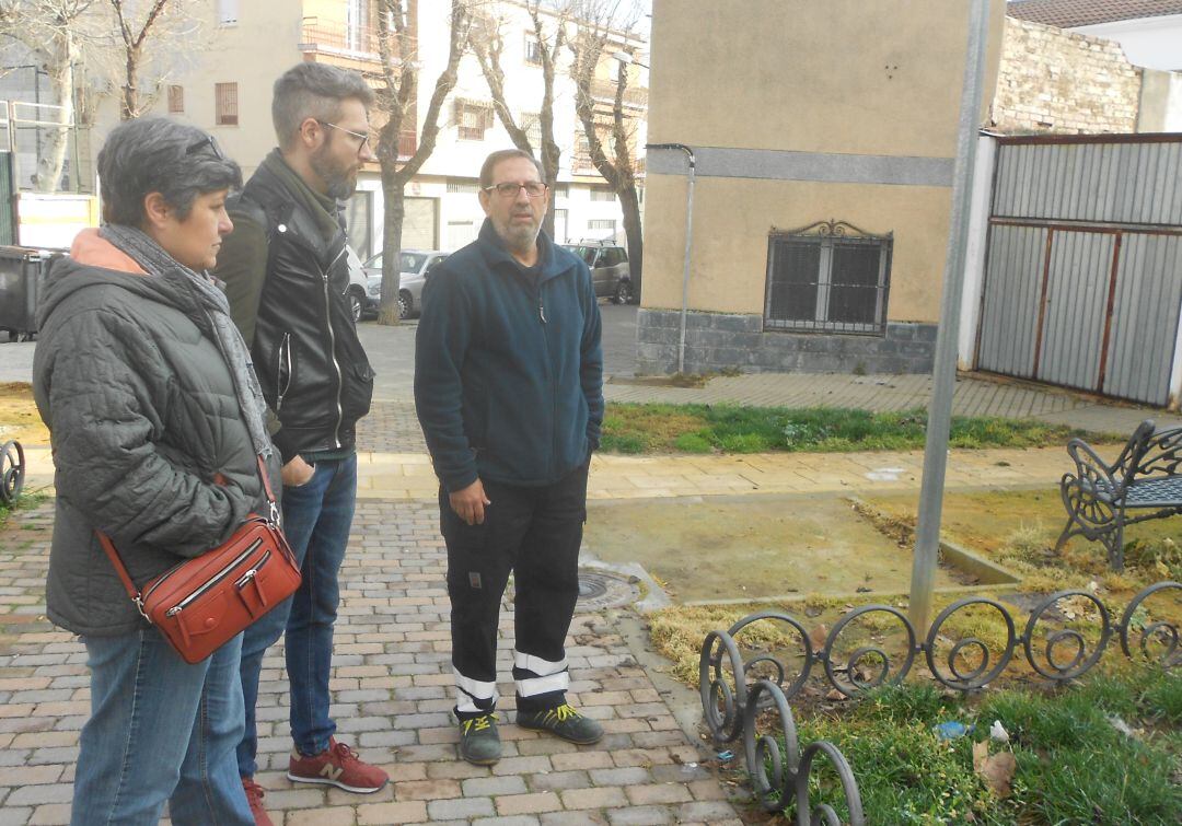 De izquierda a derecha, los concejales de Adelante Jaén, Lucía Real y Jaime Ureña, y el presidente de la asociación de vecinos de San Felipe, José Torres.