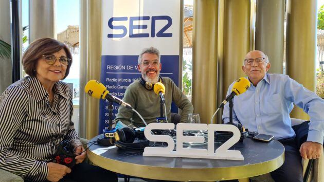 Rosa Peñalver y José Ignacio Gras, habituales del programa, junto a Paco Sánchez. en una pausa de Hoy por hoy Murcia