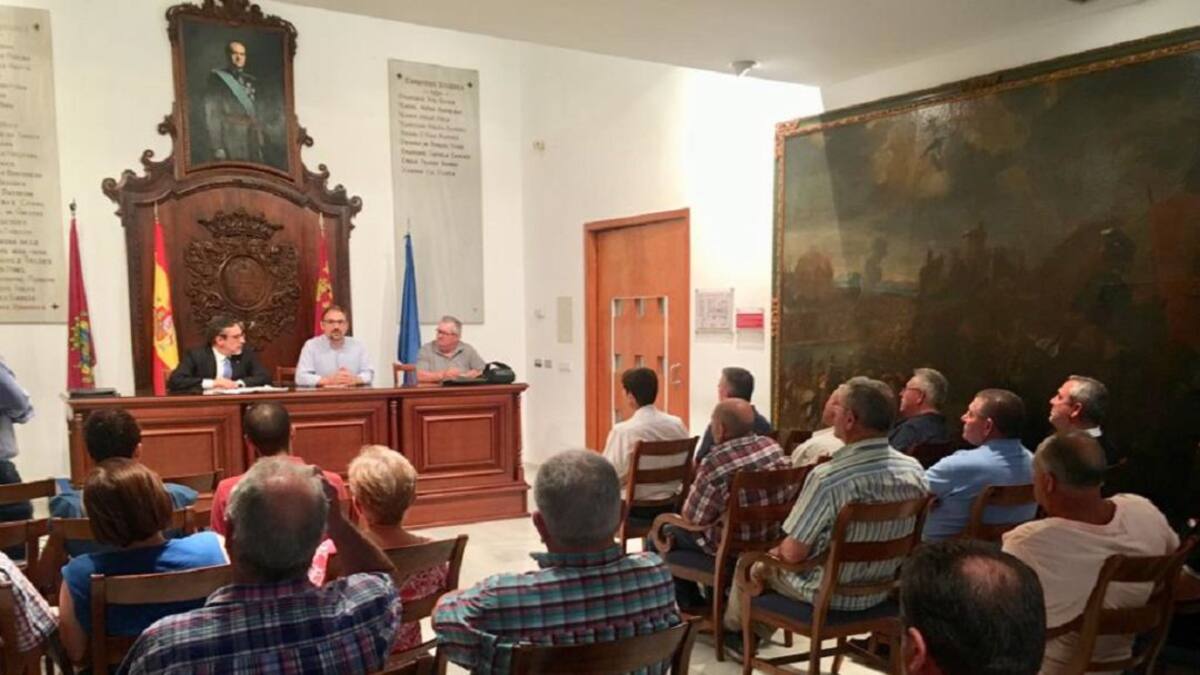 El delegado del Gobierno, "sensible" a las reivindicaciones de los vecinos de Tercia sobre el proyecto del AVE