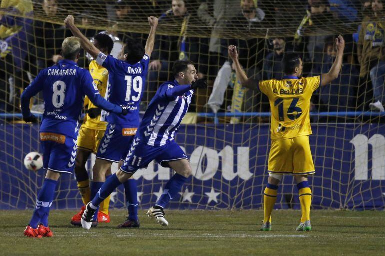 Los jugadores del Deportivo Alavés celebran el gol del delantero Ibai Gómez durante el partido de ida de los cuartos de final de la Copa del Rey contra el Alcorcón.