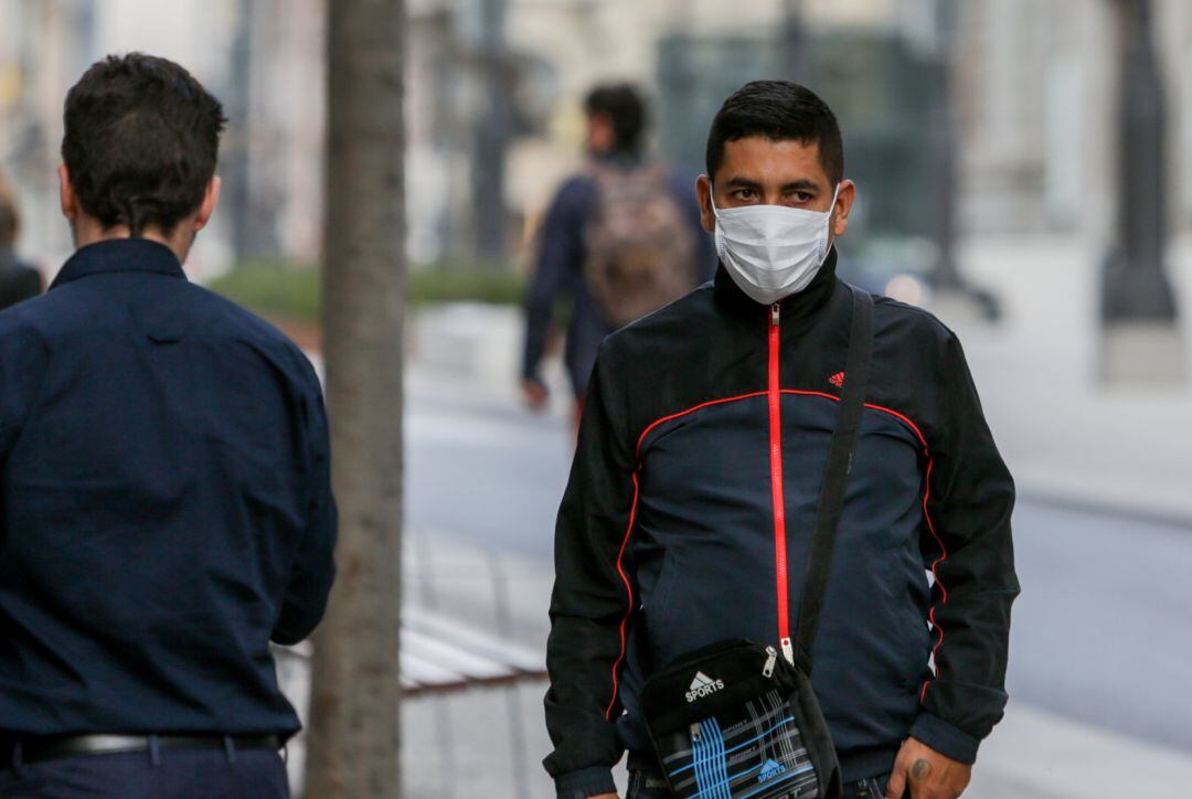 Un hombre lleva mascarilla para protegerse del coronavirus 