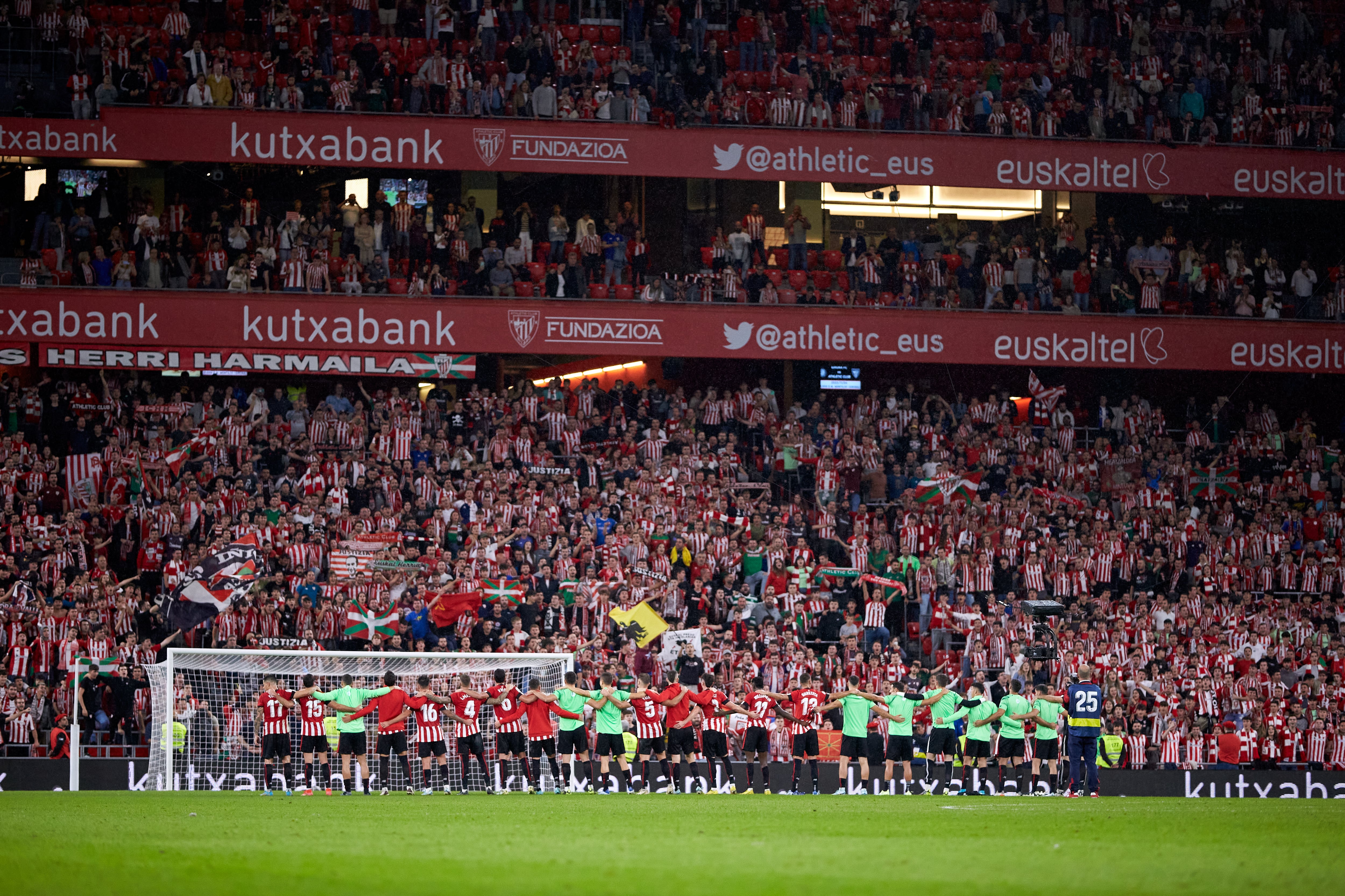 El Athletic Club  celebra con la grada de animación la victoria frente al Villarreal (Photo By Ricardo Larreina/Europa Press via Getty Images).