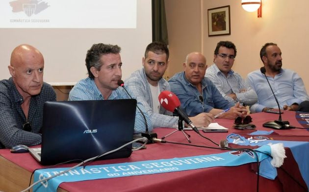 Agustín Cuenca, segundo por la izquierda, con miembros de su junta directiva