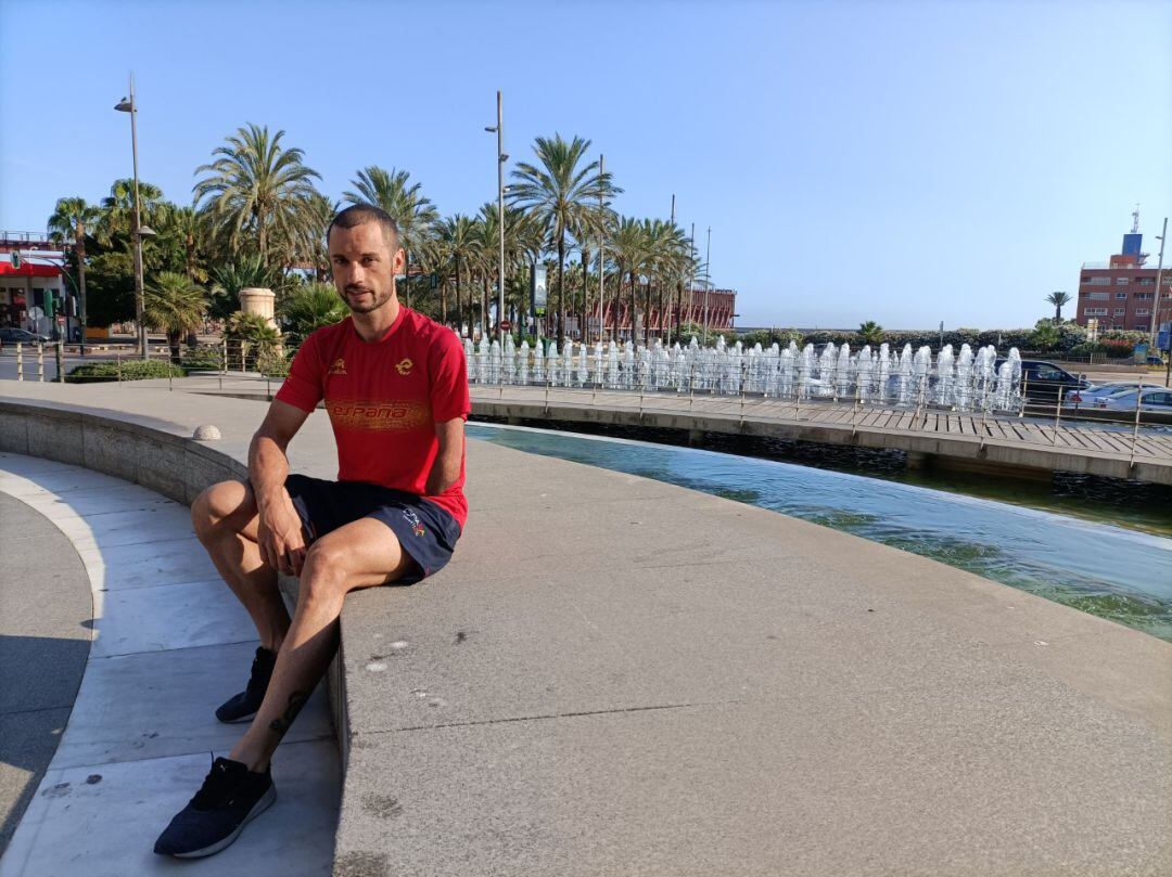 Jairo Ruiz posando en Almería con el Cable Inglés de fondo.