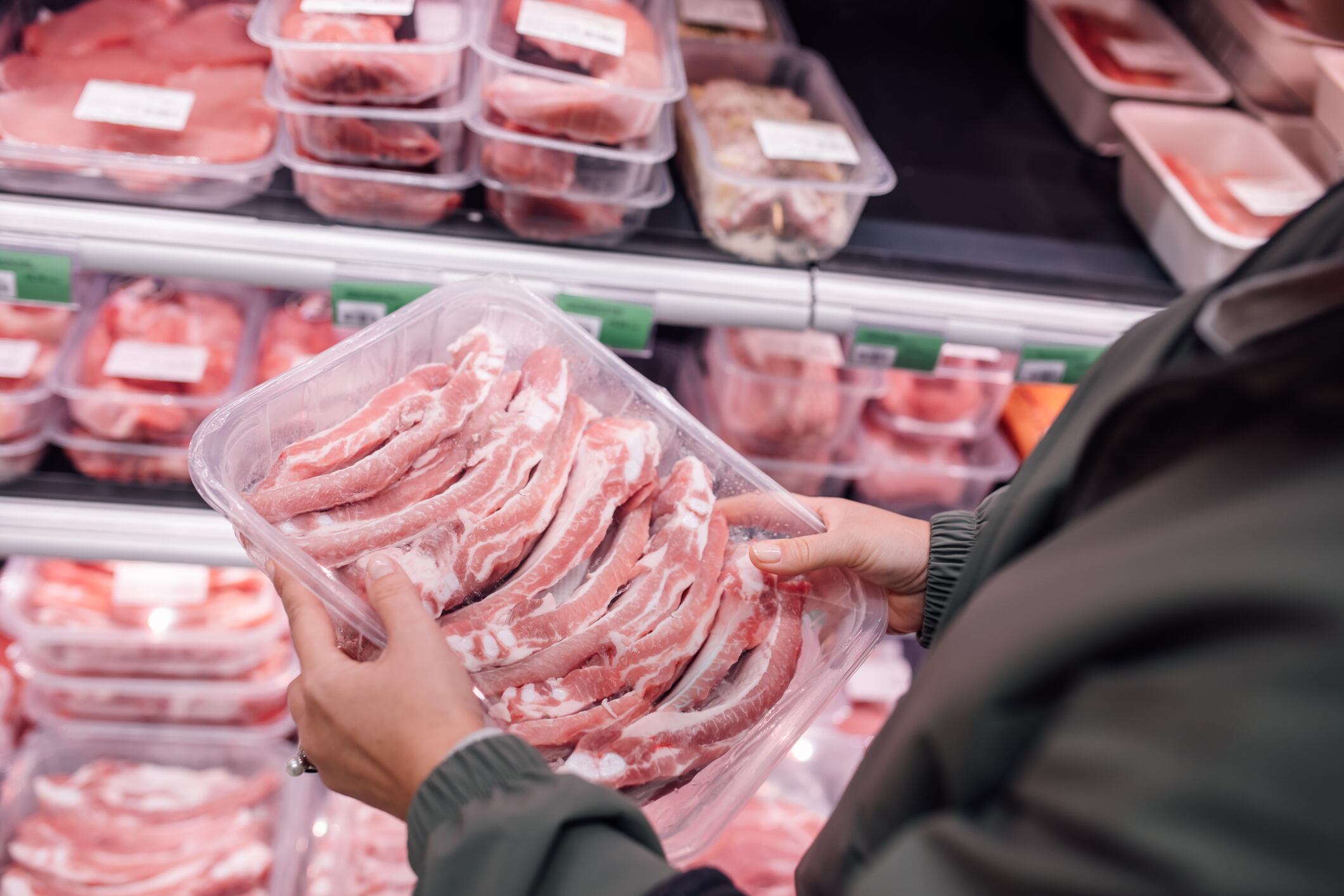 Bandejas de carne de cerdo, en el supermercado.