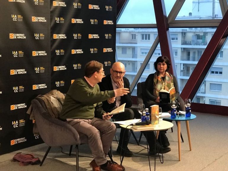 Miguel Mena junto a José Luis Melero y Julia Millán, de la librería Antígona, en la presentación de &quot;Un viaje aragonés&quot;