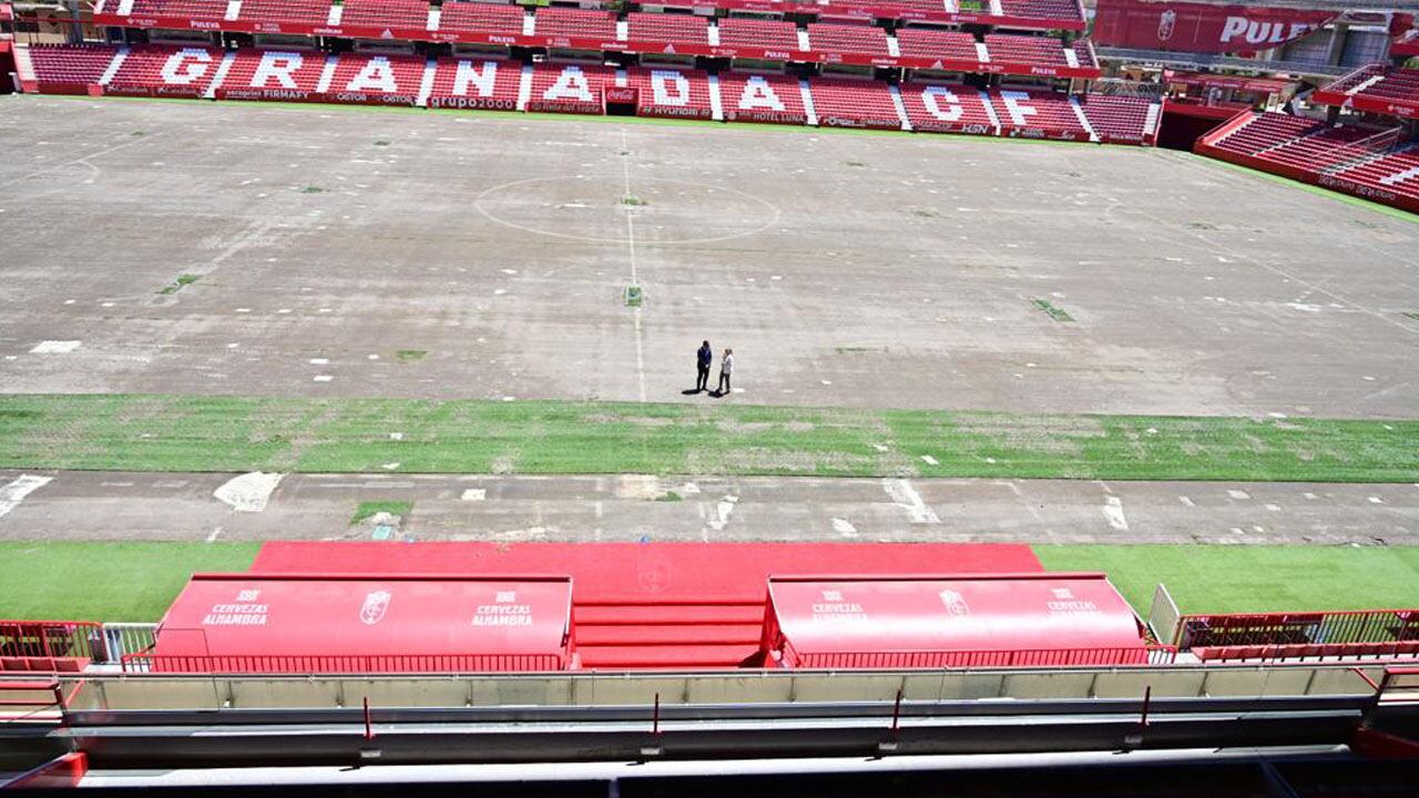 Trabajos para la plantación del nuevo césped en el estadio de Los Cármenes (Granada)