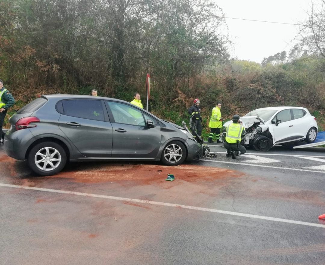 Imagen de los dos vehículos tras el choque frontal