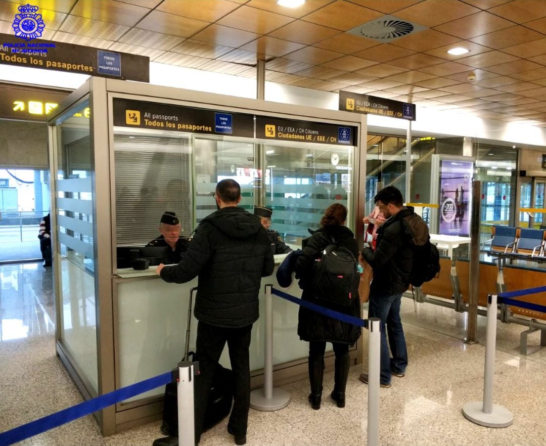 Cabina de control del filtro de salida de fronteras de la Policía Nacional en el Aeropuerto Seve Ballesteros.