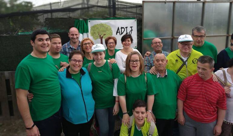 Foto de familia con usuarios, autoridades y familiares de ADIJ