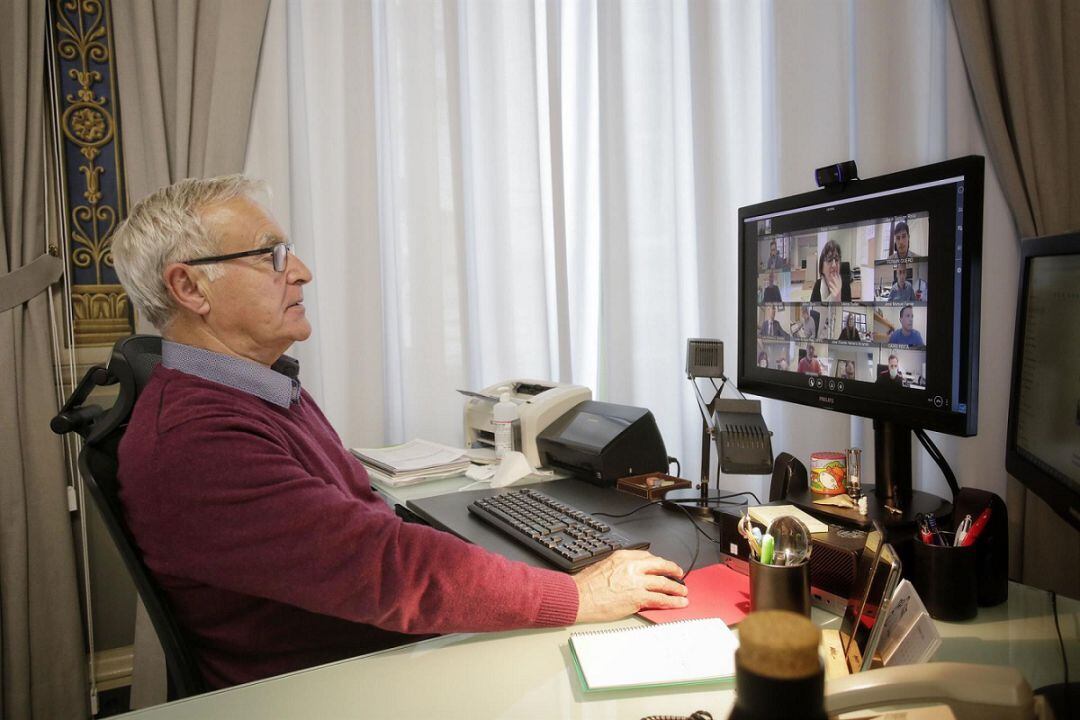 El alcalde de València, Joan Ribó, durante la sesión extraordinaria y urgente de la Junta Local de Protección Civil, celebrada por videoconferencia.