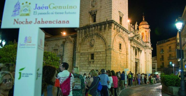 Colas para visitar la Basílica Menor de San Ildefonso durante la &#039;Noche Jahenciana&#039;.