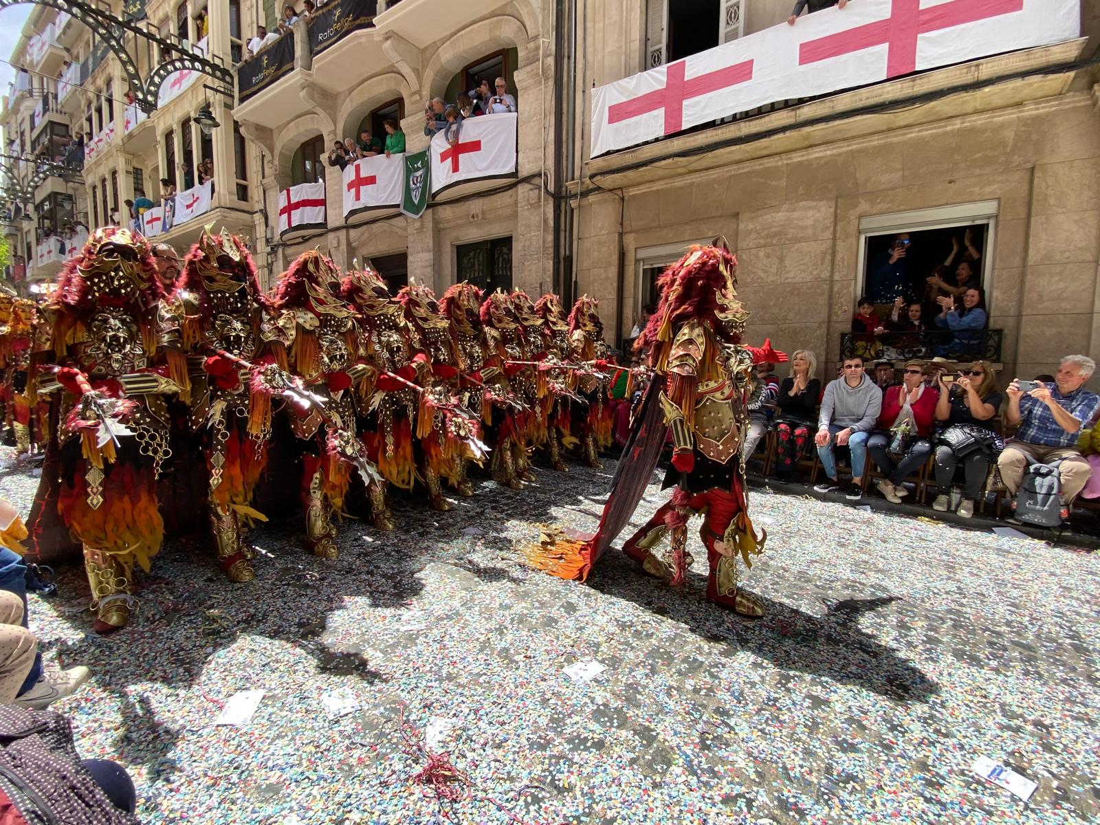 La escuadra especial de la Filà Aragonesos a su paso por la calle San Nicolás en la Entrada del pasado 20 de abril.