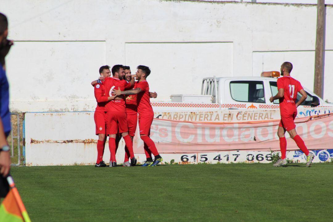 Jugadores del Utrera celebrando uno de los goles