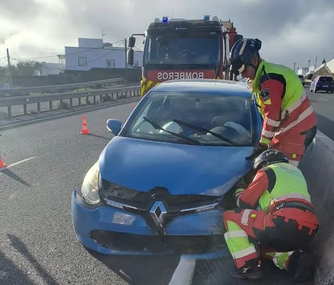 Vehículo accidentado en la LZ-2.
