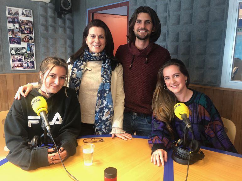 Algunos de los integrantes de Manva junto a la directora del grupo