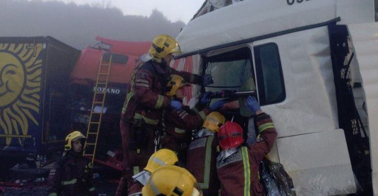 Imatge de l'accident doble. amb tres ferits, en què; s'hi han vist implicats 5 trailers i un turisme