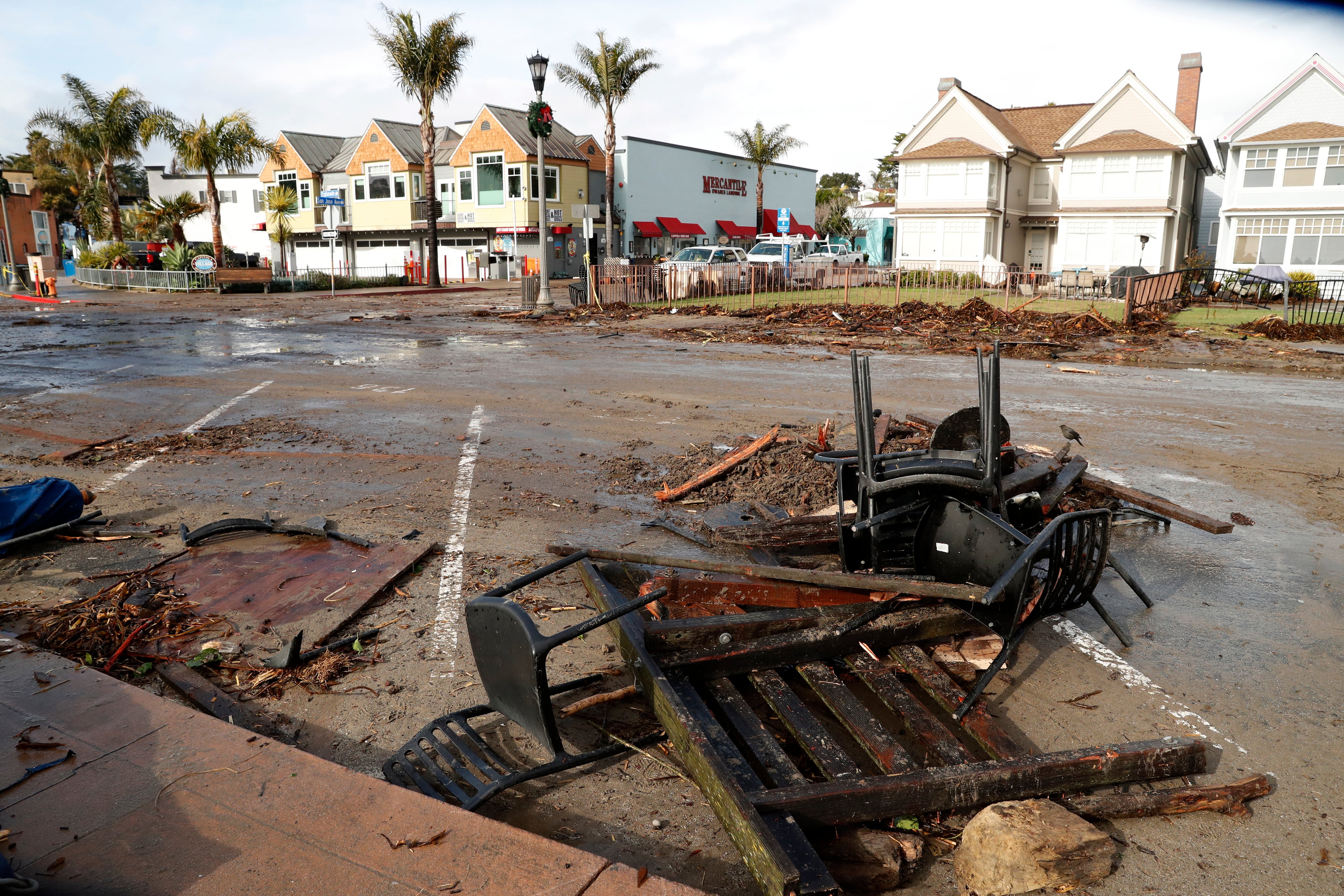 Escombros de restaurantes y negocios en la calle en Capitola Village