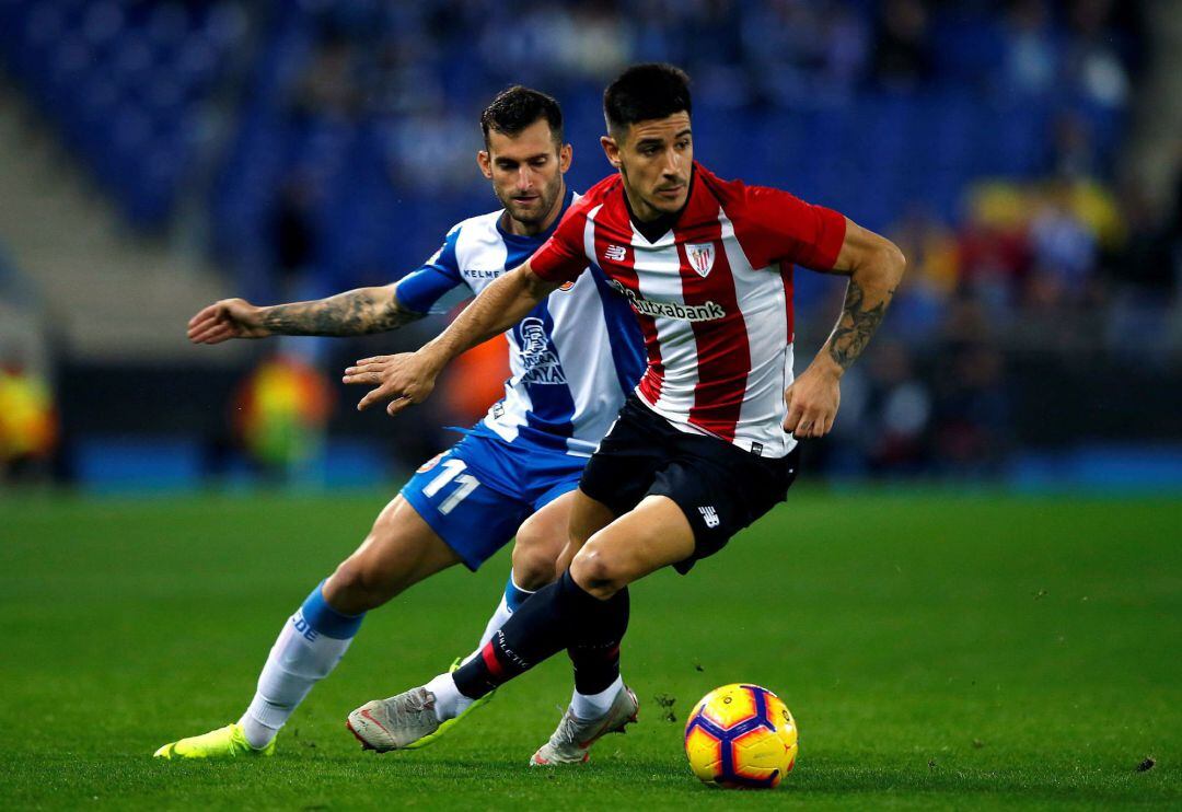 El delantero brasileño del Espanyol, Léo Baptistão (i), lucha por el balón frente al defensa del Athletic Club, Yuri Berchiche (d), durante el partido correspondiente a la undécima jornada de LaLiga Santander, disputado hoy en el RCDE Stadium, en Barcelon