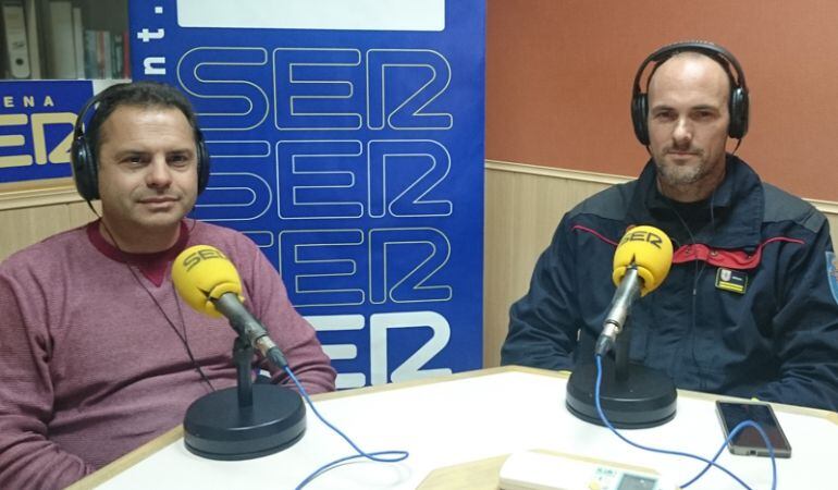 Miguel Albadalejo (d), jefe de Bomberos de Leganés, y Miguel Angel Muñoz, responsable del equipo sobre abejas del cuerpo de bomberos leganense