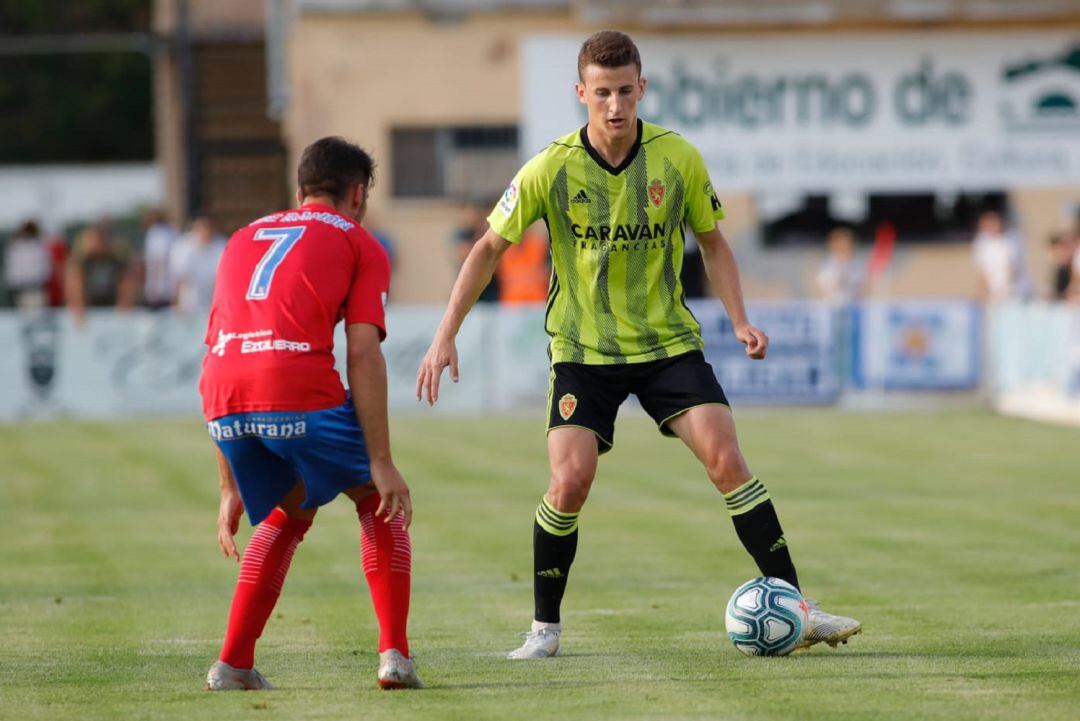 Carlos Niete controla un balón ante la presencia de un defensor