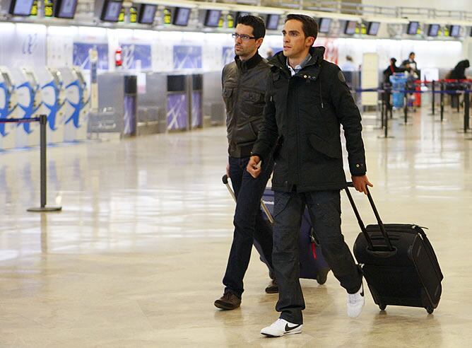 Alberto Contador, en el aeropuerto de Barajas, momentos antes de volar hacia Portugal donde este miércoles participará en la Vuelta al Algarve