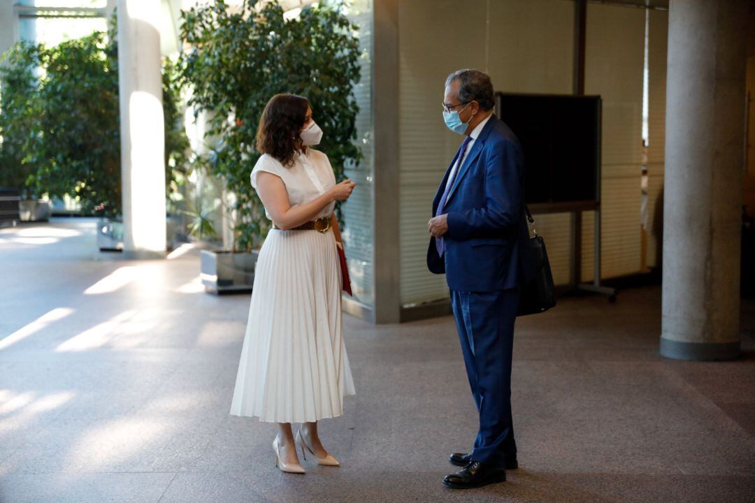 La presidenta de la Comunidad de Madrid, Isabel Díaz Ayuso y el consejero de Educación, Enrique Ossorio.