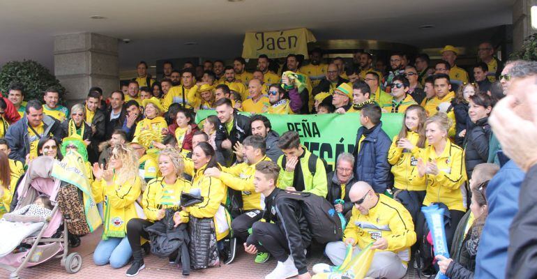 Aficionados y miembros del Jaén Paraíso Interior a las puertas del hotel momentos previos a los cuartos de final de la Copa de España.