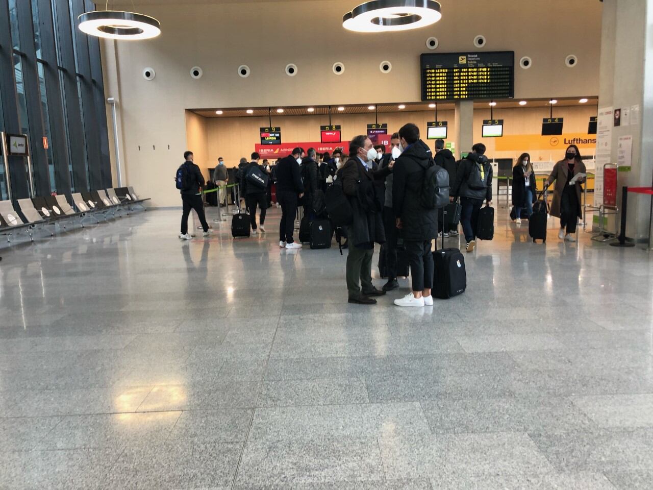 Aperribay conversa con Illarra y Oyarzabal en el aeropuerto de Noain